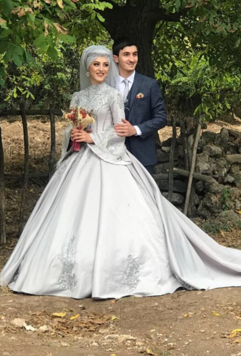 Mustafa Yeni ile Seda Öztürk nişanlandılar