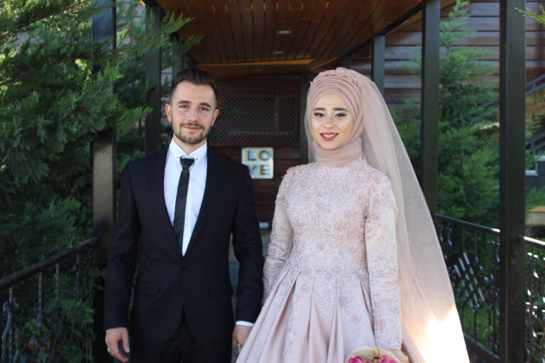 Tuba Güllü ile Emrah Ay nişanlandılar