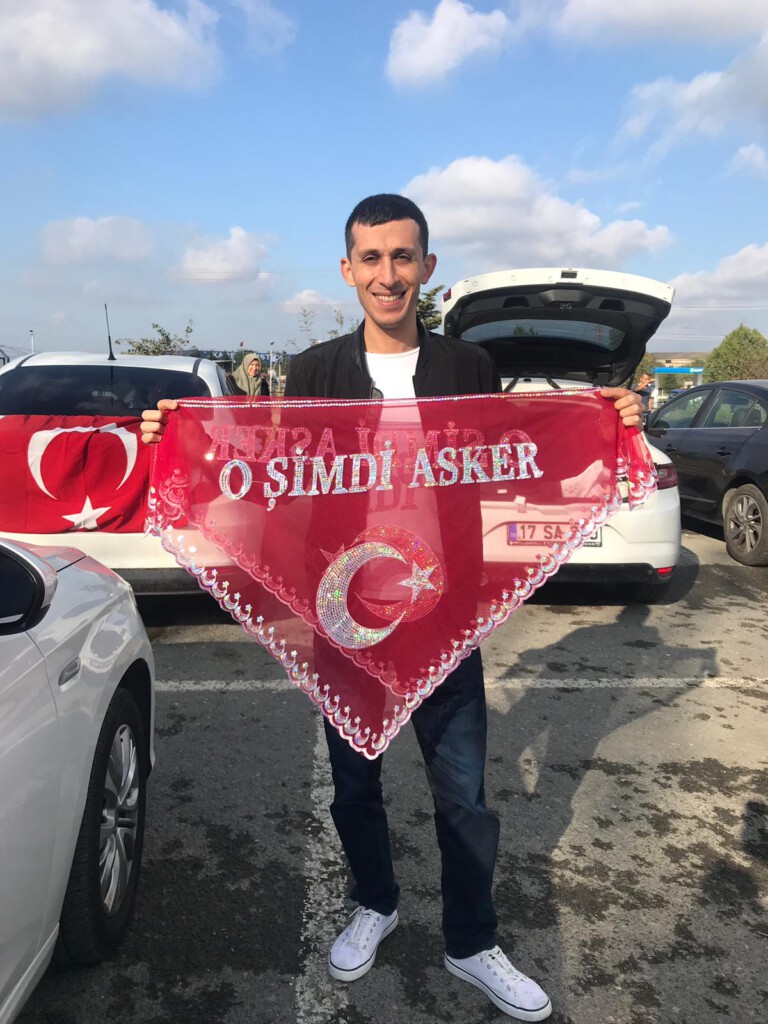 Alper Koçak vatani görevini yapmak üzere Asker ocağına uğurlandı