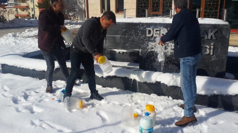 AKP’li belediyenin cezalandırdığı çiftçilerden protesto