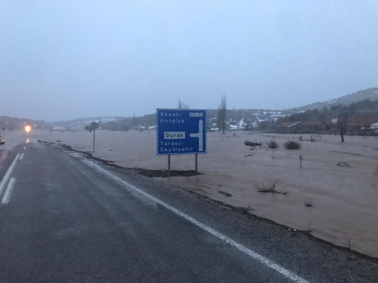 Yağışlar ve eriyen kar suları, ekili arazileri sular altında bıraktı