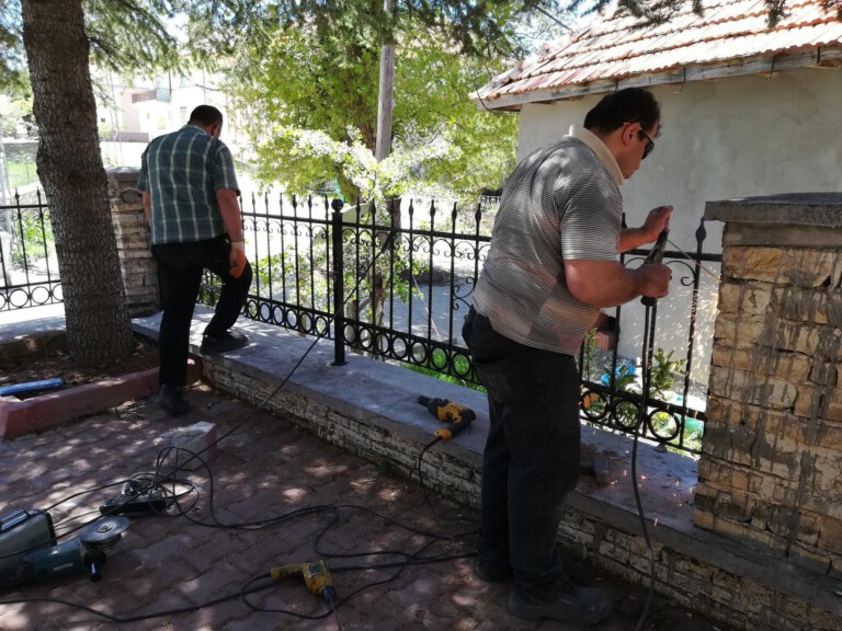 Cami bahçesindeki korkuluklar yenilendi