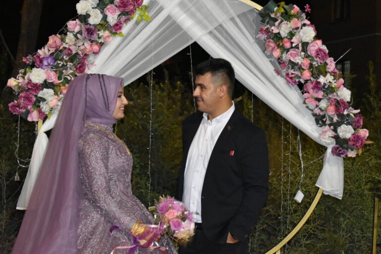 Havvanur Davarcı ile Mevlüt Karayakar nişanlandılar