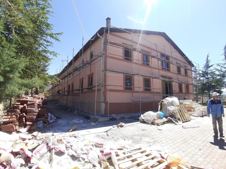 Muhtarlık ofisi ve düğün salonunda bakım ve onarım çalışmaları hız kesmeden devam ediyor.