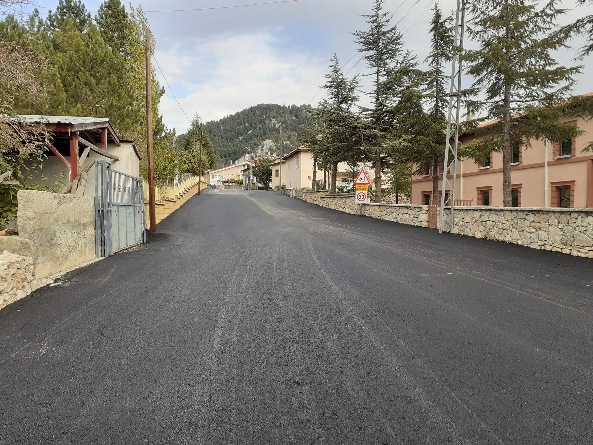 Durak Köyü yollarına sıcak asfalt çalışmalarını tamamlandı