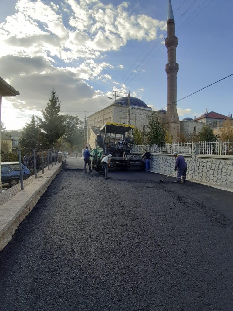 Han önü, cami çevresi ve yukarı mahalle yolları sıcak asfalt çalışmaları tamamlandı